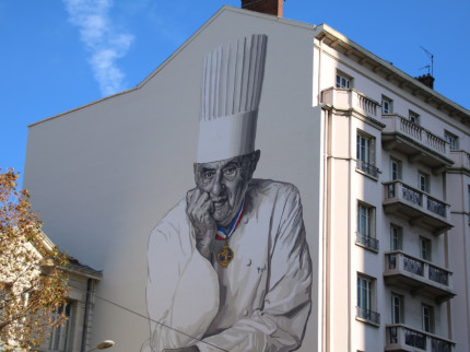 Fête des Lumières : la fresque Paul Bocuse se dévoile un peu plus Fête des Lumières : la fresque Paul Bocuse se dévoile un peu plus