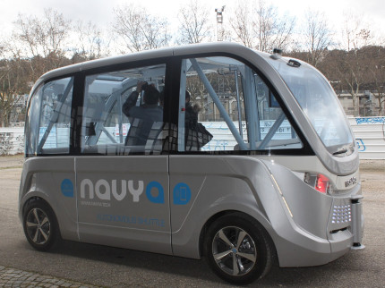 Six NAVYA ARMA livr&eacute;s &agrave; la centrale EDF de Civaux en pr&eacute;sence de Macron