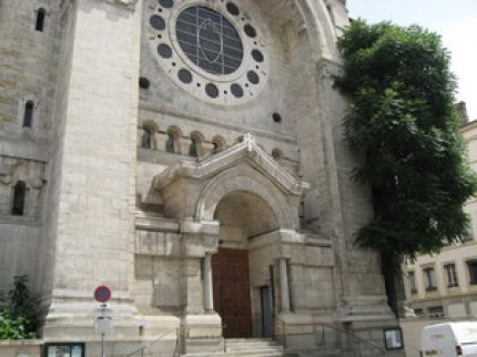 43 Roms log&eacute;s dans une &eacute;glise de Gerland