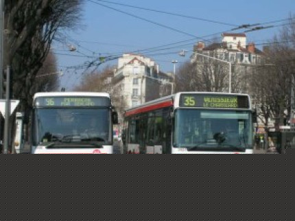 Des bus TCL caillass&eacute;s, mercredi soir dans le quartier de la Duch&egrave;re