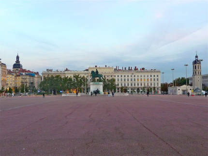 Des marionnettes g&eacute;antes sur la place Bellecour