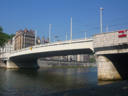 EXCLU: Une femme se jette dans la Sa&ocirc;ne