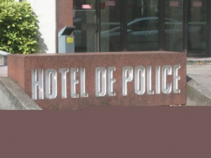 Il for&ccedil;ait une jeune fille &agrave; se prostituer