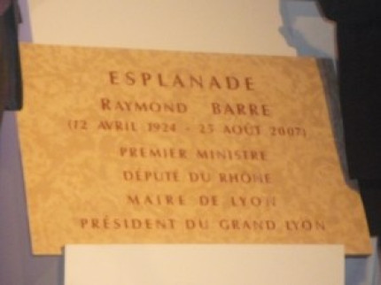 Raymond Barre donnera son nom au pont prochainement construit entre le quartier de la Confluence et Gerland Raymond Barre donnera son nom au pont prochainement construit entre le quartier de la Confluence et Gerland