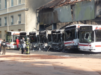 Toujours aucune piste un mois apr&egrave;s l&rsquo;incendie du d&eacute;p&ocirc;t de bus des TCL