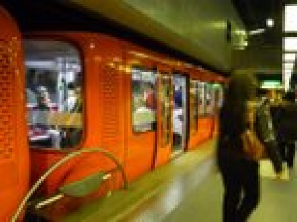 Trois individus frappent des agents TCL