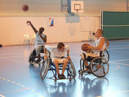 Un match de basket valides contre non-valides &agrave; St Priest
