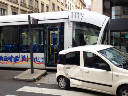Un blessé léger dans une collision entre une voiture et un tram à Lyon Un blessé léger dans une collision entre une voiture et un tram à Lyon