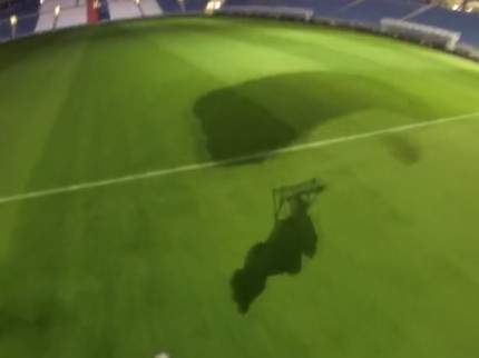 Base-jump : il saute du haut du Grand Stade de l’OL et atterrit sur la pelouse ! (VIDEO) Base-jump : il saute du haut du Grand Stade de l’OL et atterrit sur la pelouse ! (VIDEO)