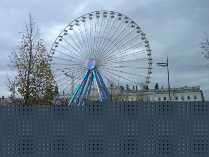 Lyon : la grande roue a pris ses quartiers sur la place Bellecour Lyon : la grande roue a pris ses quartiers sur la place Bellecour