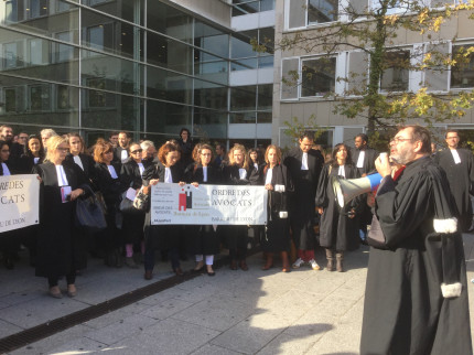 200 avocats manifestent à Lyon contre la réforme de l'aide juridictionnelle 200 avocats manifestent à Lyon contre la réforme de l'aide juridictionnelle