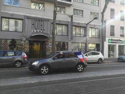 Régionales : un convoi du FN nargue le PS empêtré dans ses négociations Régionales : un convoi du FN nargue le PS empêtré dans ses négociations