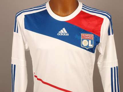 Le nouveau maillot domicile de l'OL dévoilé sur Twitter Le nouveau maillot domicile de l'OL dévoilé sur Twitter