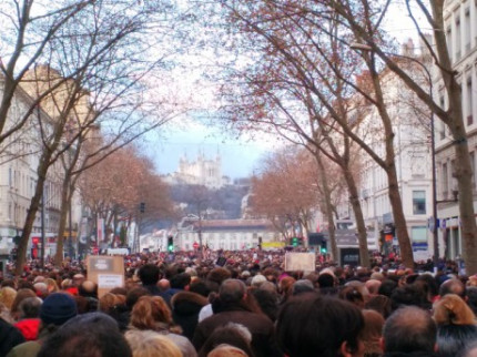 Attentats de Paris : la marche blanche prévue ce dimanche à Lyon annulée Attentats de Paris : la marche blanche prévue ce dimanche à Lyon annulée