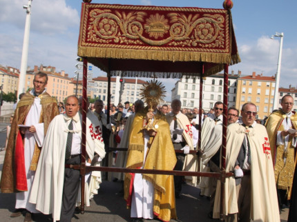 Lyon : 800 personnes à la procession de la Fête-Dieu ce dimanche Lyon : 800 personnes à la procession de la Fête-Dieu ce dimanche