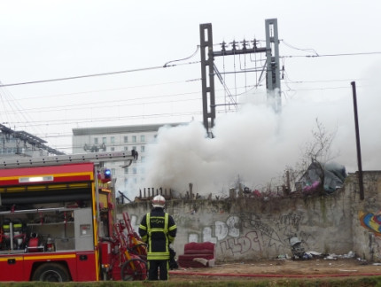 Les Roms ont 6 mois pour quitter le terrain occup&eacute; rue Paul Bert, le long des lignes SNCF