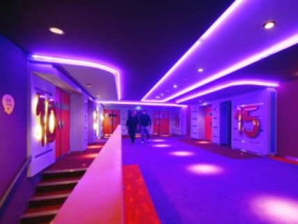 Les cin&eacute;mas coupent leurs lumi&egrave;res pendant une heure