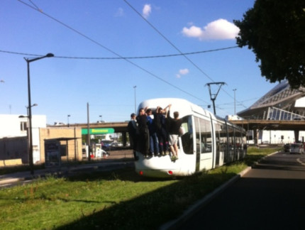 Lyon : le phénomène "tram-surfing" prend de l’ampleur Lyon : le phénomène "tram-surfing" prend de l’ampleur