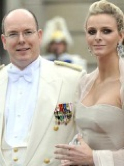 Albert de Monaco officialise ses fiançailles Albert de Monaco officialise ses fiançailles