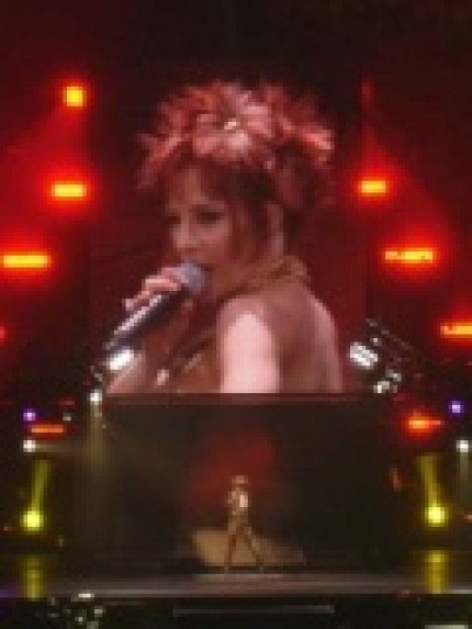 Mylène Farmer : un album live sortira dans les bacs le 7 décembre prochain. Mylène Farmer : un album live sortira dans les bacs le 7 décembre prochain.