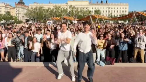 Lyon : un &ldquo;6-7 g&eacute;ant&rdquo; envahit la place Bellecour
