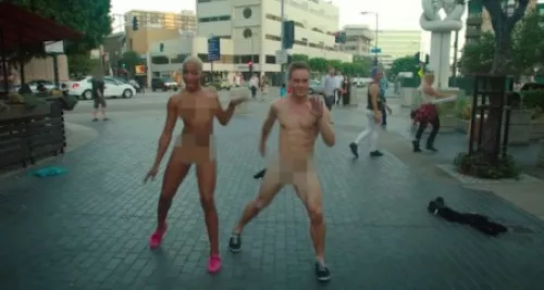 Des gens dansent nus dans la rue