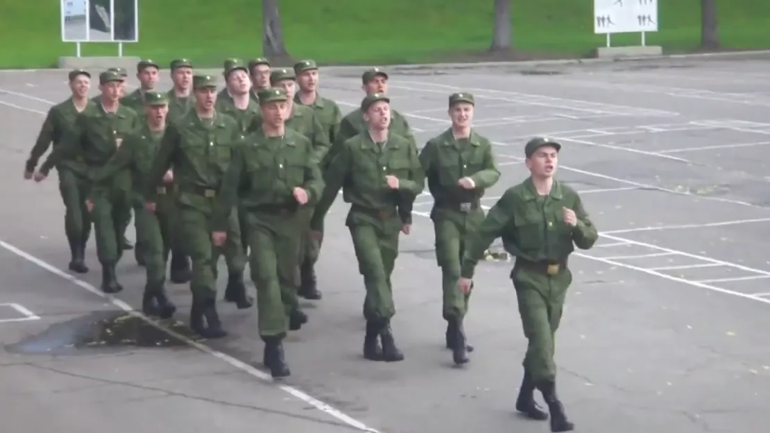 Des militaires russes défilent en chantant "Barbie Girl" !