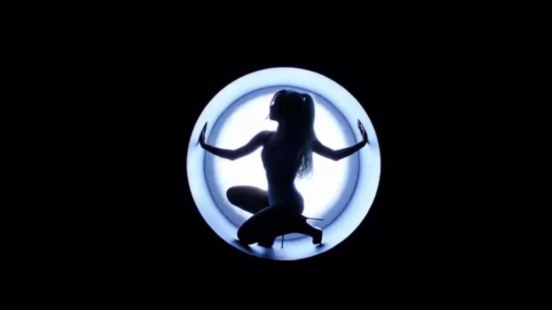 Ariana Grande ultra sexy dans son clip "Focus" !