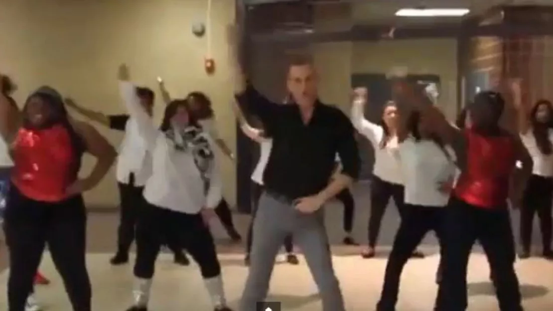 Ce prof de lycée danse avec ses élèves sur "Uptown Funk"!
