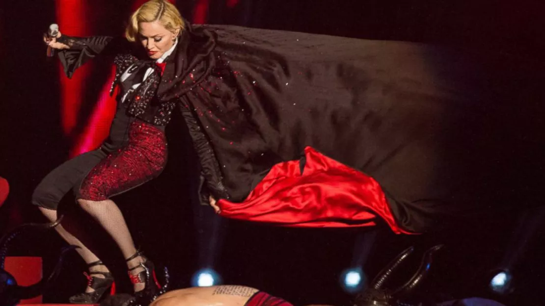 Madonna tombe pendant les Brit Awards!