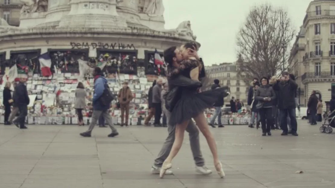 "Paris Is Kissing": des danseurs rendent hommage.