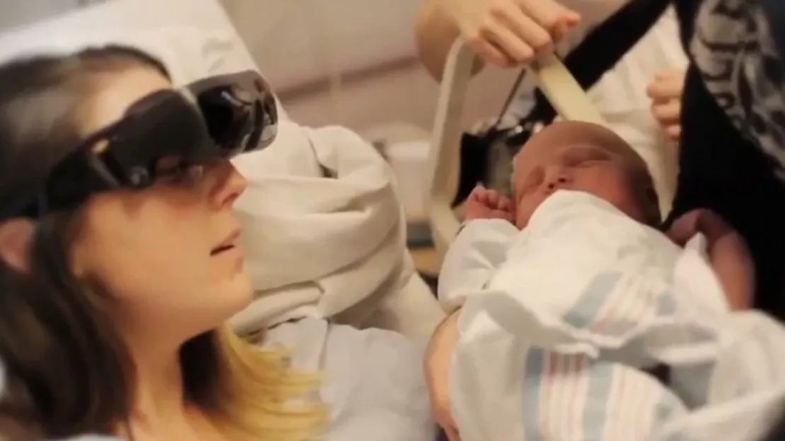 Une maman aveugle voit son bébé grâce à des lunettes spéciales!