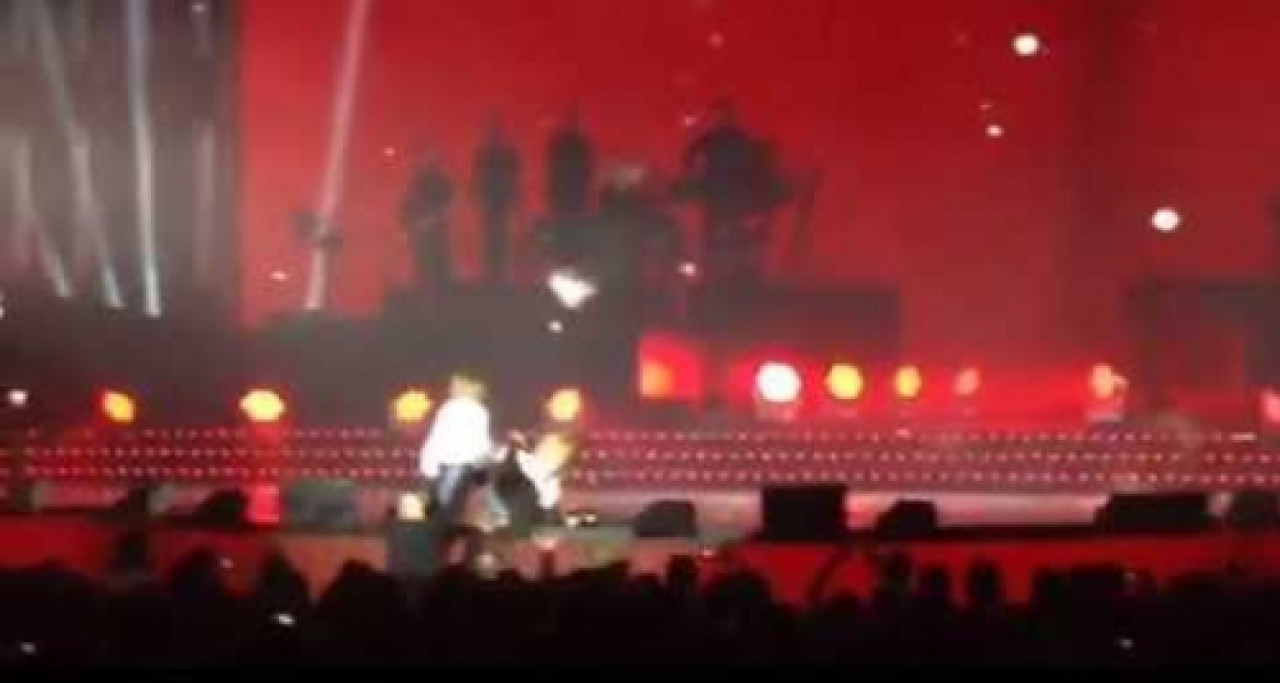 Mylène Farmer chute en plein concert Mylène Farmer chute en plein concert