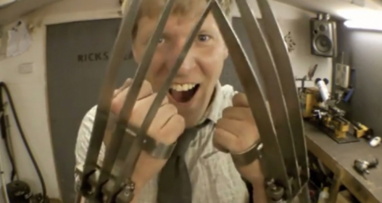 Il fabrique les griffes de Wolverine Il fabrique les griffes de Wolverine