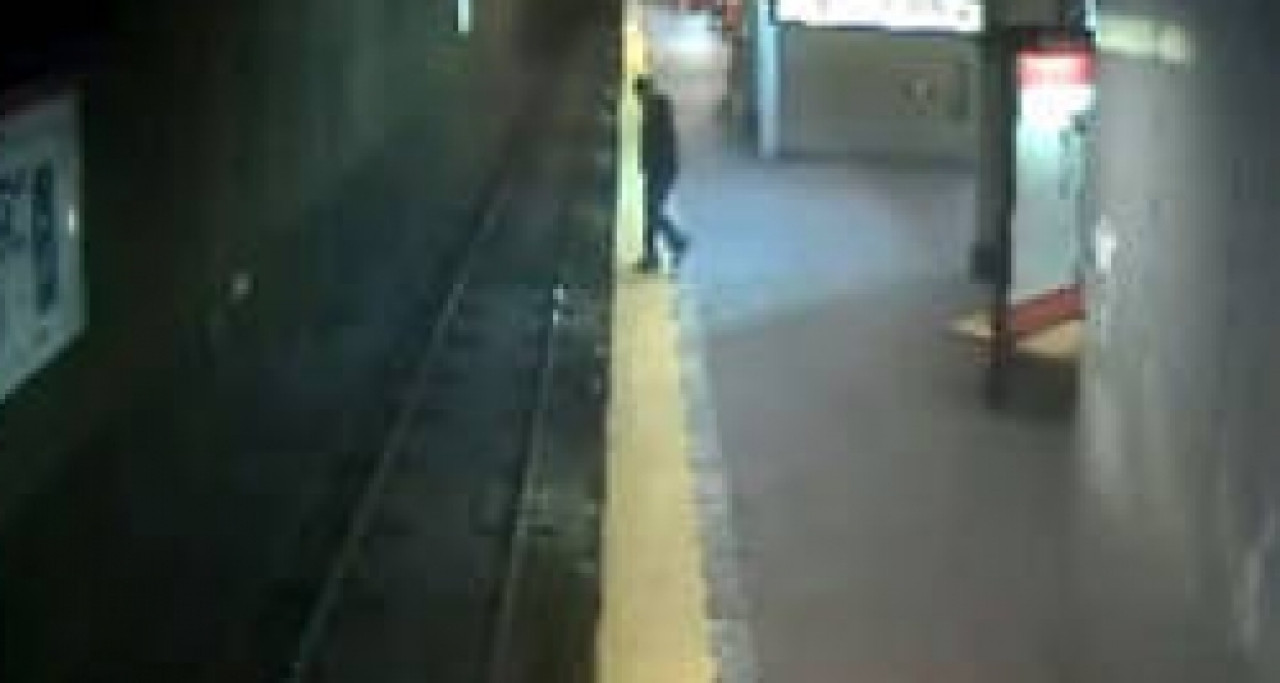 Une femme somnambule tombe sur les rails du métro (Vidéo) Une femme somnambule tombe sur les rails du métro (Vidéo)
