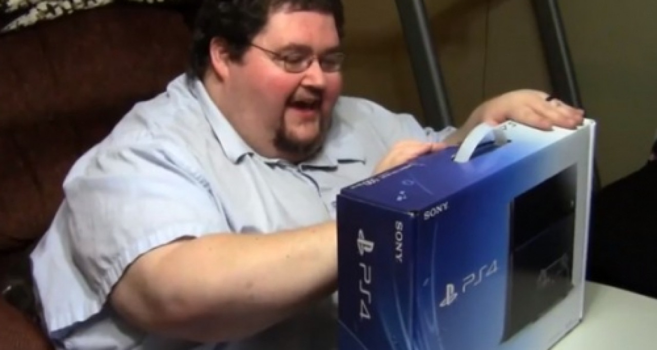 Francis découvre sa PS4 ! (vidéo) Francis découvre sa PS4 ! (vidéo)