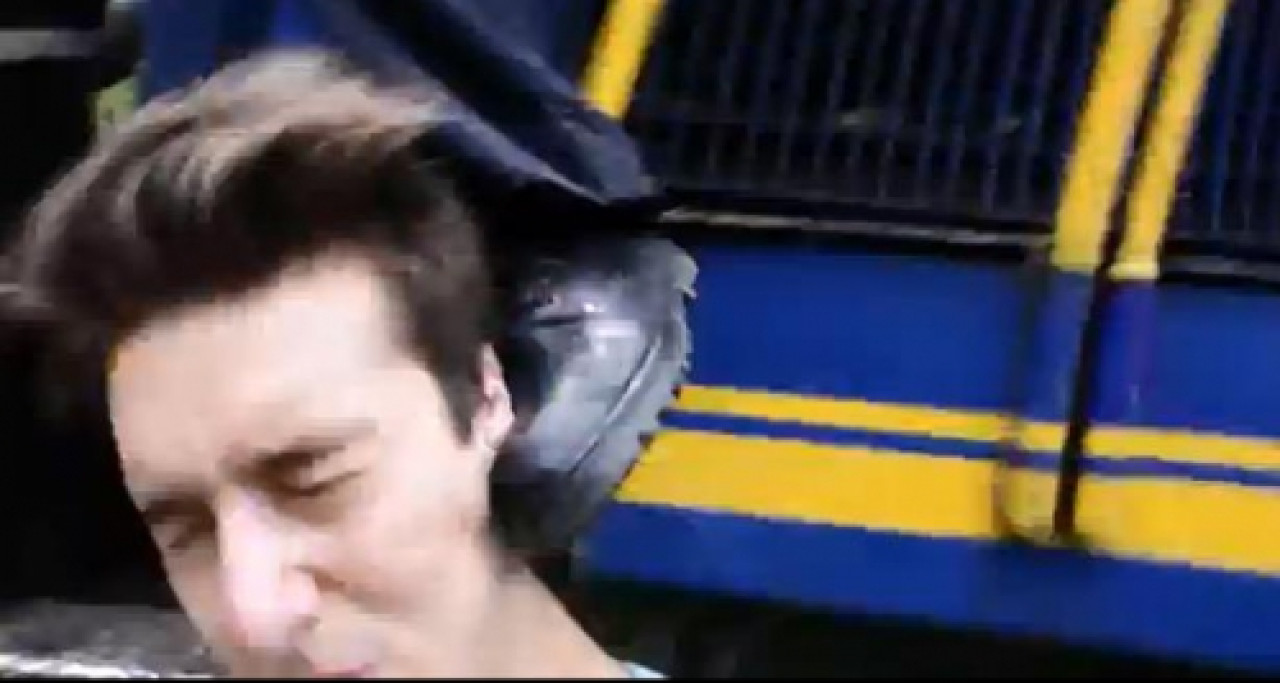 Il fait un selfie devant un train et prend un coup Il fait un selfie devant un train et prend un coup