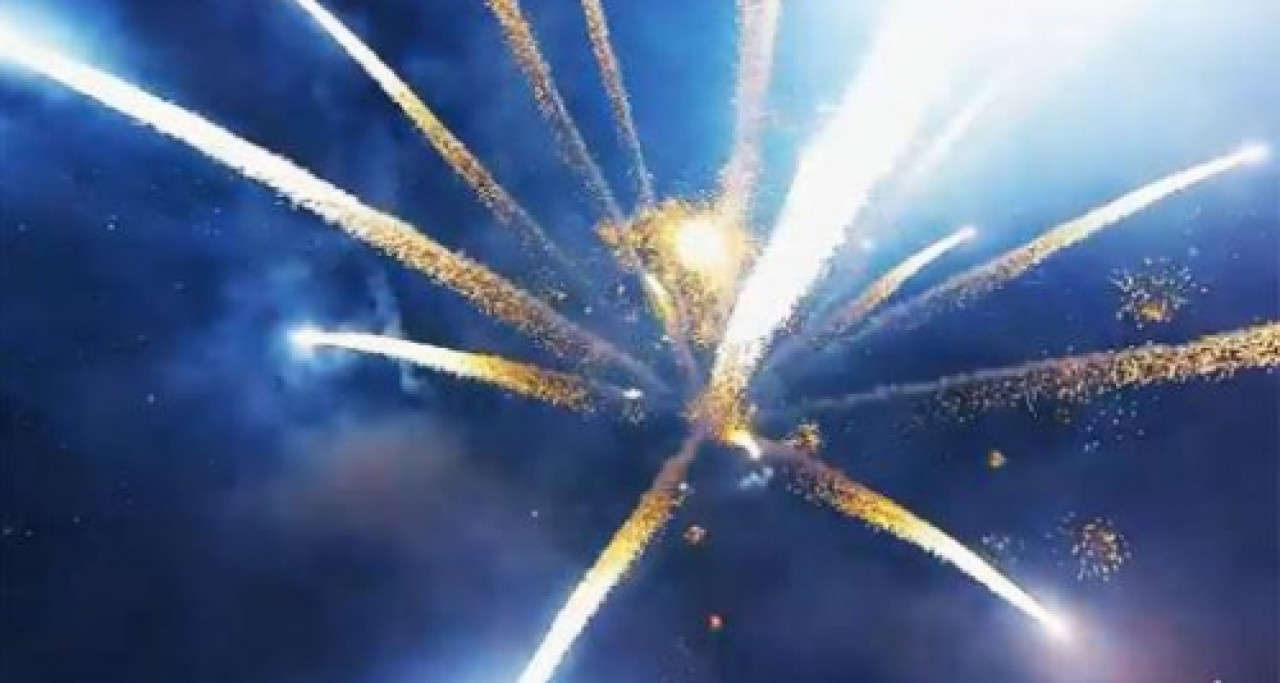 Il filme un feu d'artifice avec un drone Il filme un feu d'artifice avec un drone