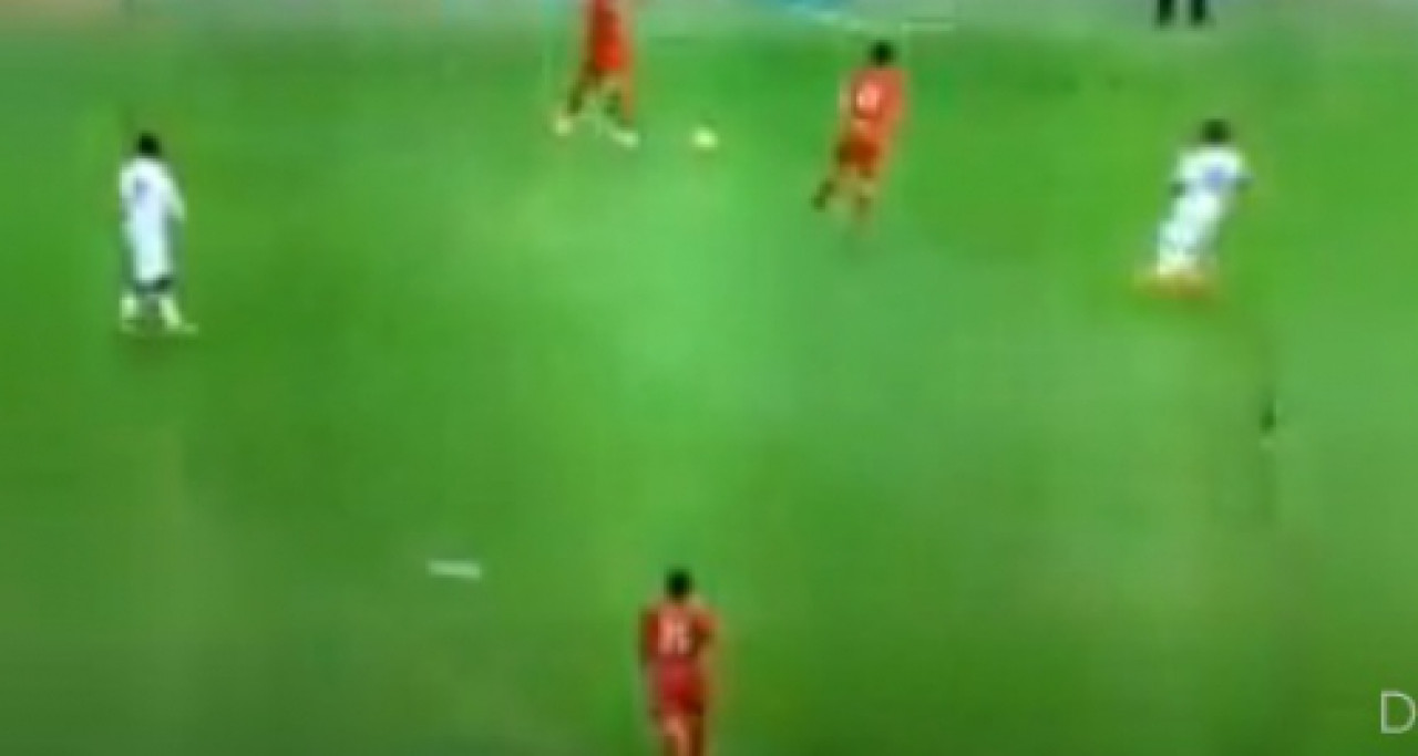 Toucher un joueur de foot avec un avion en papier !!! Toucher un joueur de foot avec un avion en papier !!!