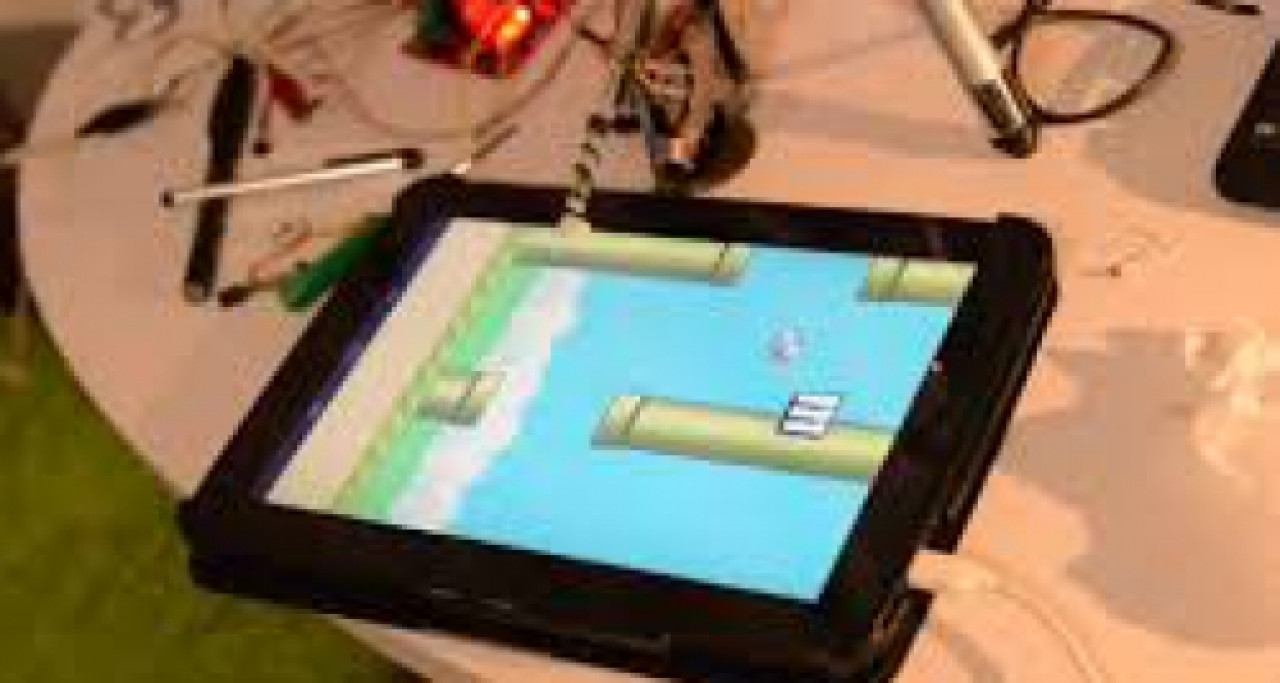 Un robot joue à Flappy Bird Un robot joue à Flappy Bird
