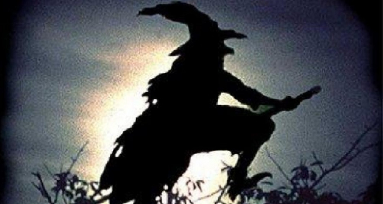 Une sorcière fait peur à des passants (vidéo) Une sorcière fait peur à des passants (vidéo)