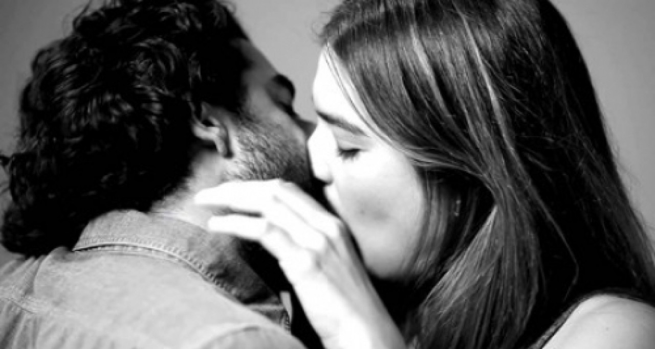 20 inconnus s'embrassent pour la première fois 20 inconnus s'embrassent pour la première fois