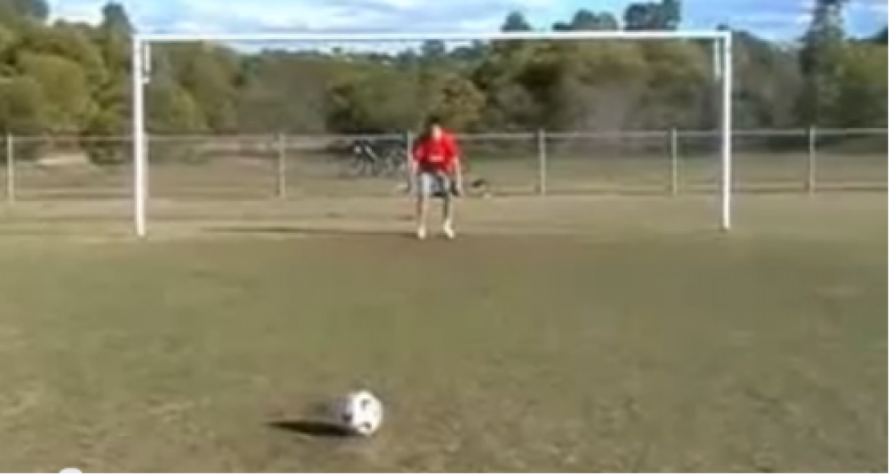 Le penalty le plus drole du monde!!