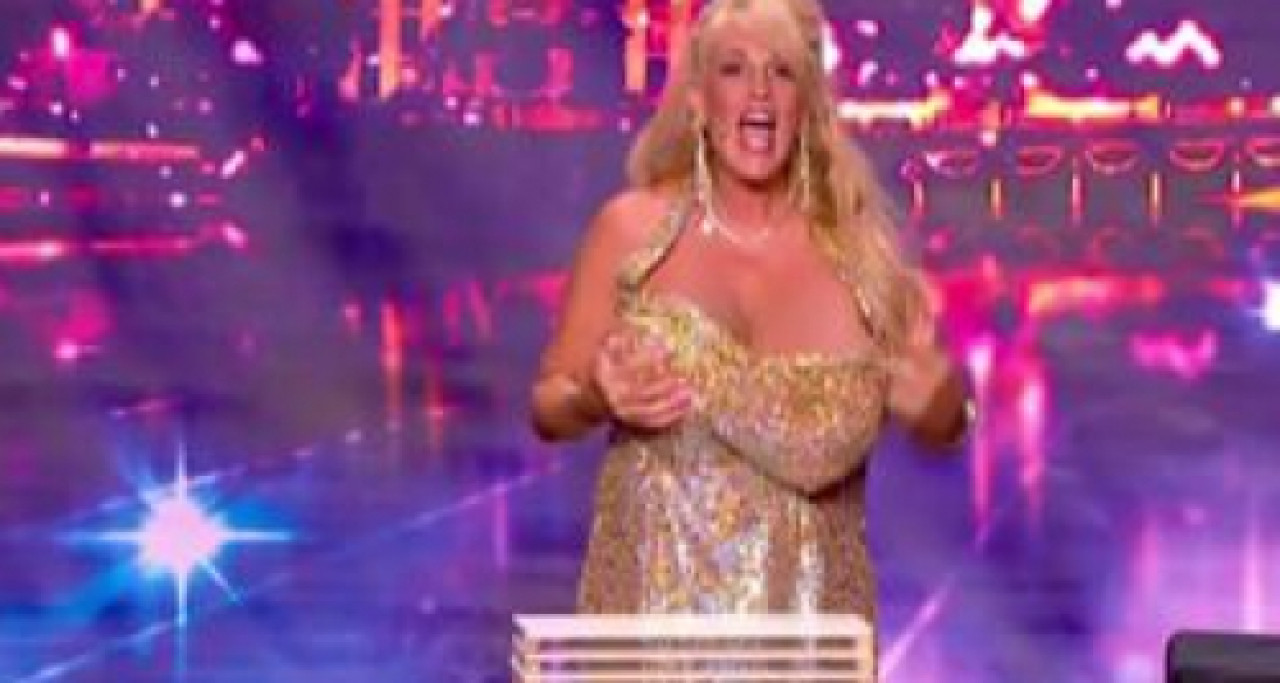 Elle éclate des objets avec ses seins (Vidéo) Elle éclate des objets avec ses seins (Vidéo)