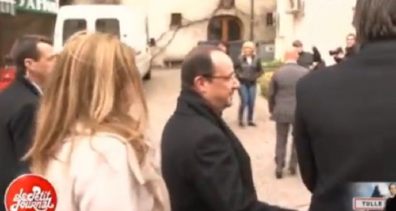 Val&eacute;rie Trierweiler tire un cam&eacute;raman par la capuche &agrave; Tulle