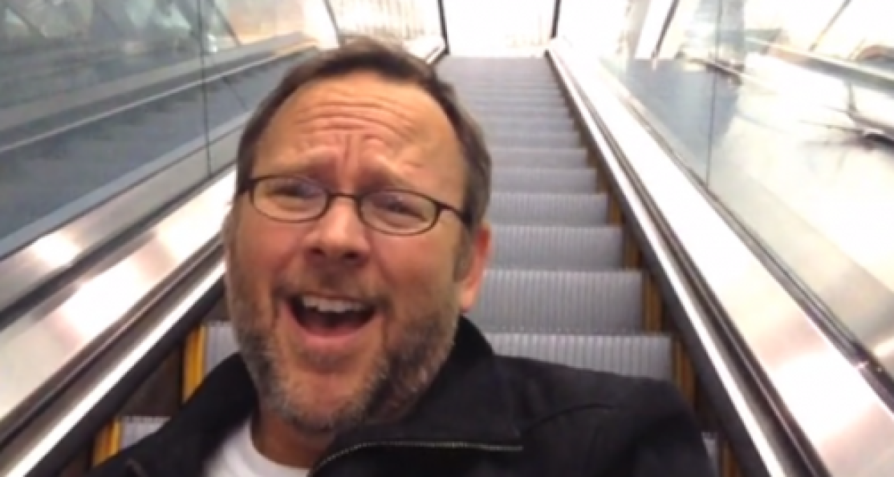 Bloqué dans un aéroport, il réalise un clip ! Bloqué dans un aéroport, il réalise un clip !