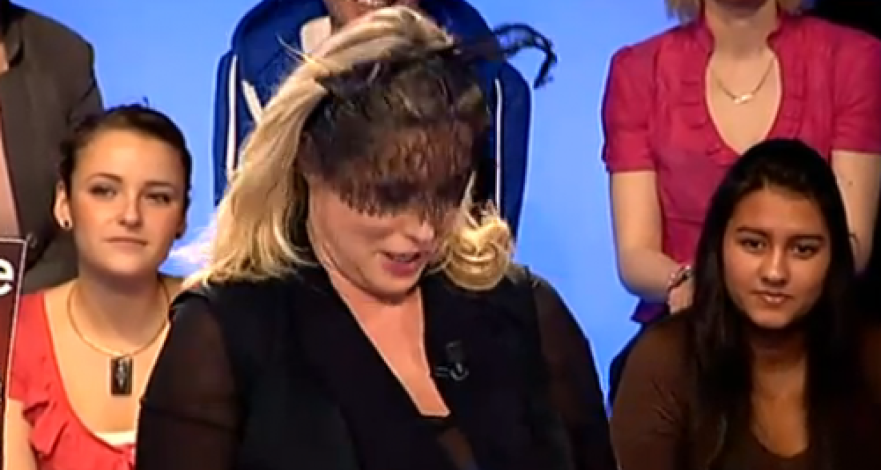 Sophie Favier et ses seins scotch&eacute;s