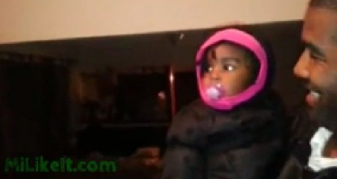 Une petite fille rencontre le frère jumeau de son père pour la première fois Une petite fille rencontre le frère jumeau de son père pour la première fois