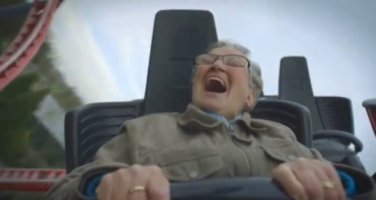 Une mamie dans des montagnes russes Une mamie dans des montagnes russes