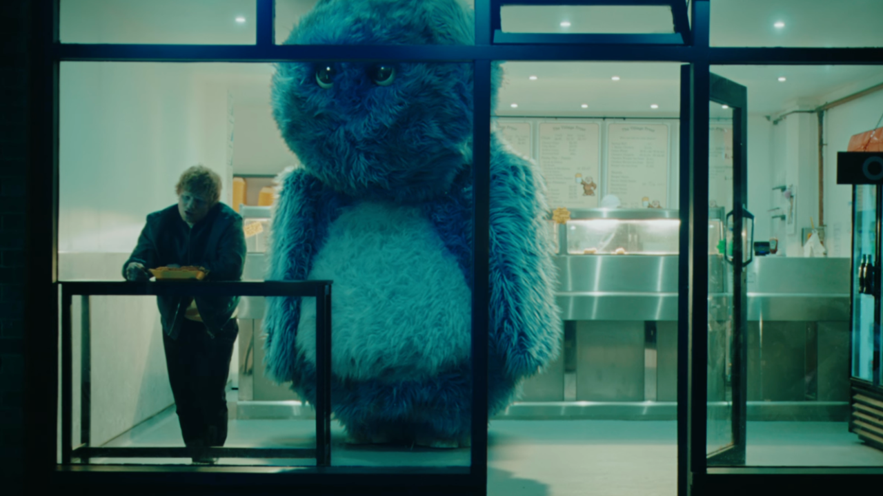 Ed Sheeran se fait poursuivre par un monstre bleu dans son clip "Eyes Closed" Ed Sheeran se fait poursuivre par un monstre bleu dans son clip "Eyes Closed"
